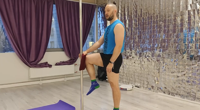 На изображение показано упражнение на мобилизацию сустава в позиции стоя