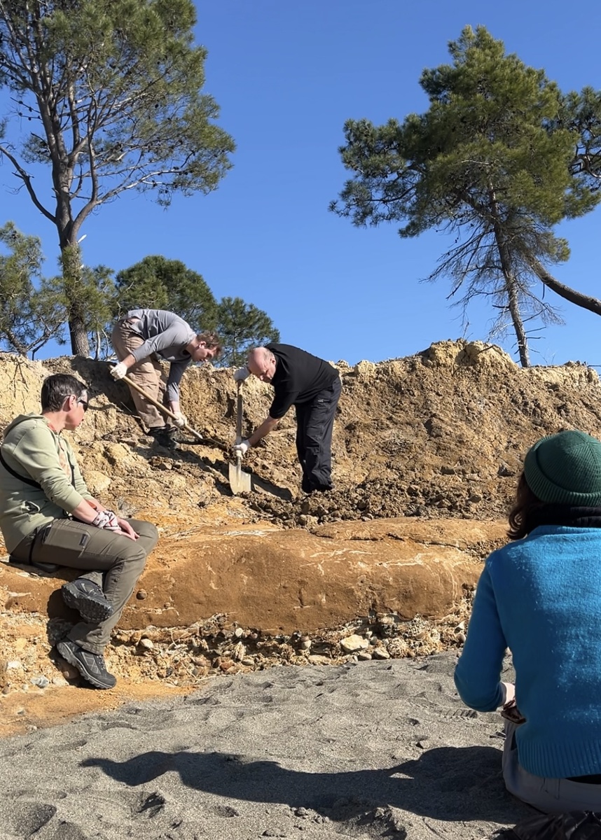 Раскопка шурфа в рамках палеогеографических работ. «Работающие и кайфующие»