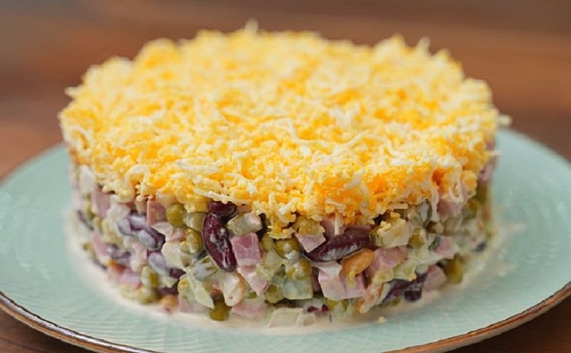 Салат с фасолью, ветчиной и горошком: достойная альтернатива Оливье для праздничного стола