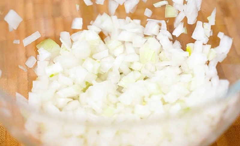 Салат с фасолью, ветчиной и горошком: достойная альтернатива Оливье для праздничного стола