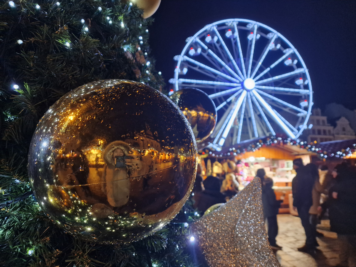 привет из новогоднего шара