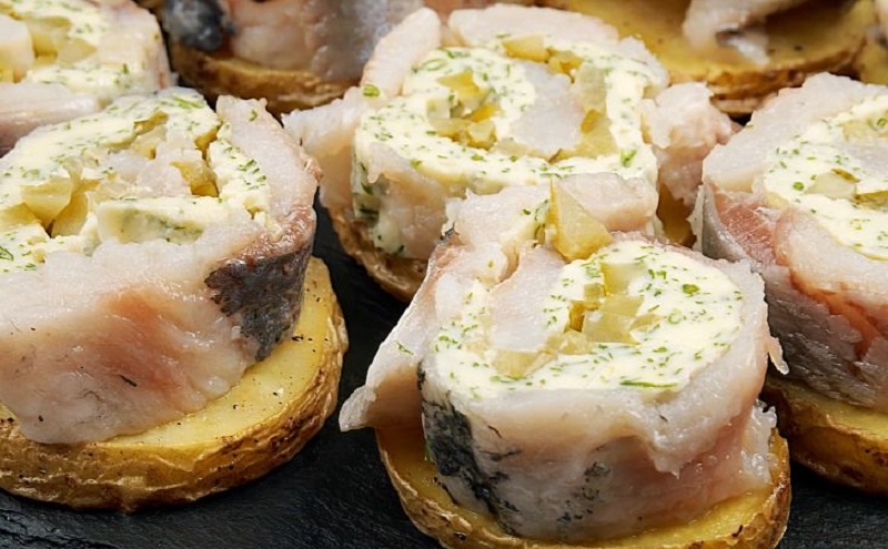 Новогоднее блюдо без лишних затрат: сельдь, сырок и картошка — вкусно и эффектно