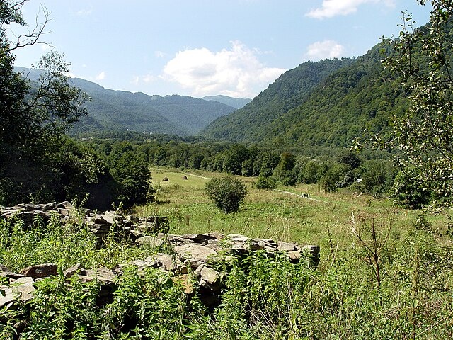 Архызский заповедник - обзорный вид. Археологический памятник X-XII веков, остатки крупного аланского поселения. Фото является общественным достоянием.