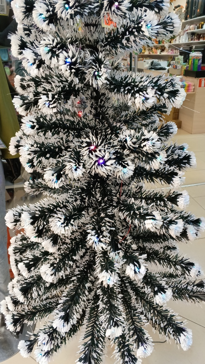 фото автора: у нас везде уже елочки в магазинах