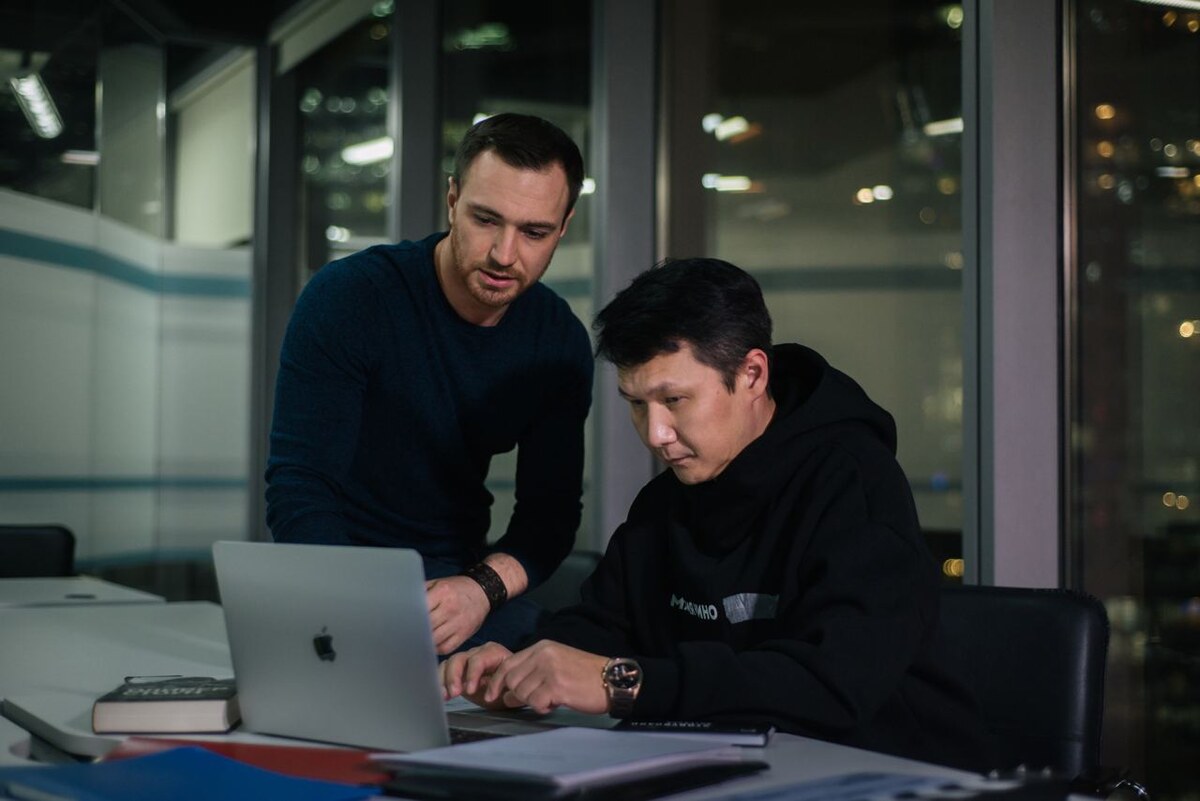 Евгений Шириков и Евгений Татаров за обсуждением сценария к фильму "Дыхание мертвого леса" 