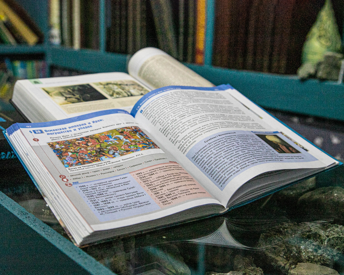 Как нейросеть становится «цифровым режиссером», который помогает собрать материал, выстроить сюжет и найти точные слова. 