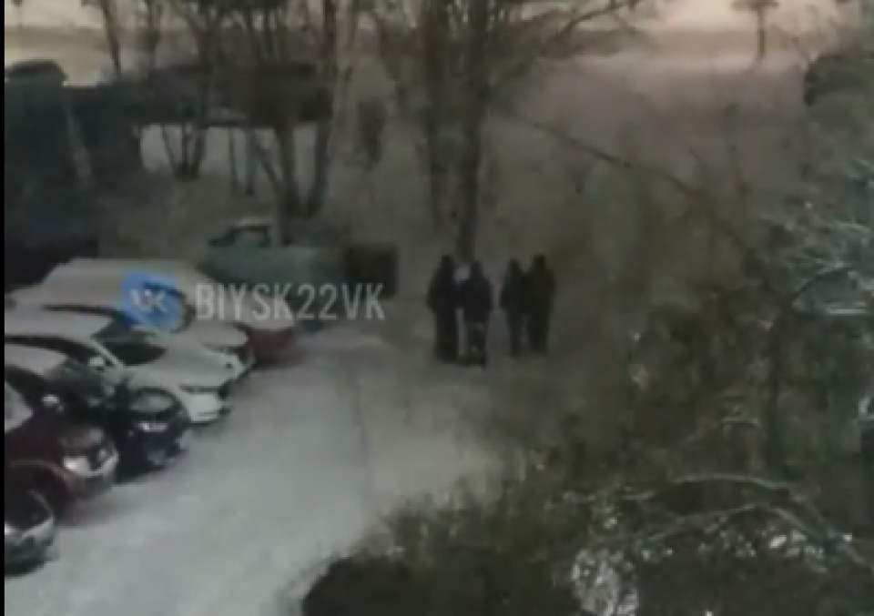    Дети, взрывающие петарды в Бийске. Источник: "Бийск 22"