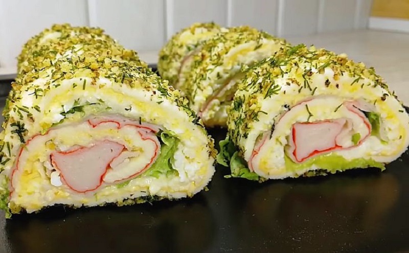 Рулет из крабовых палочек и плавленого сыра: эффектная и простая закуска на праздничный стол за 15 минут