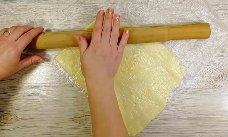 Рулет из крабовых палочек и плавленого сыра: эффектная и простая закуска на праздничный стол за 15 минут