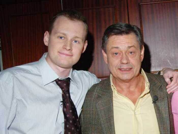 Не стал актёром,воспитывает троих детей и хранит память о знаменитом отце. Как выглядит единственный сын Николая Караченцова и где он сейчас