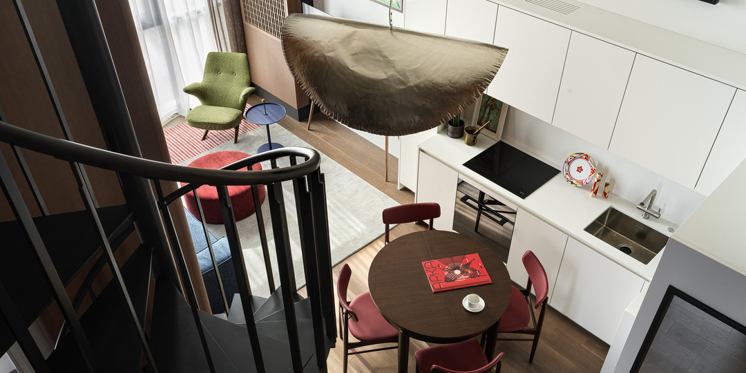 Двухуровневая квартира с большими окнами в Москве