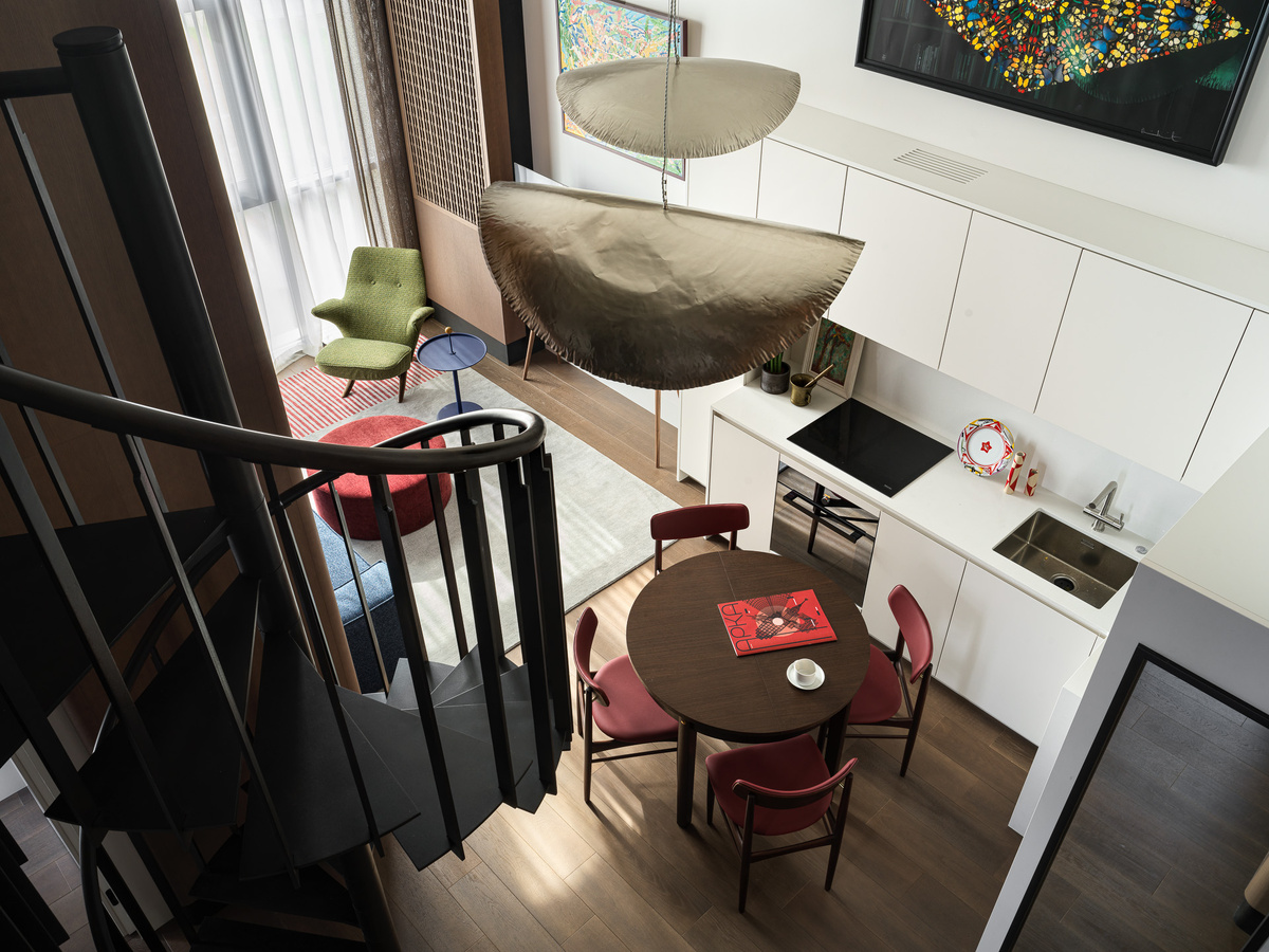 Вид с антресоли на кухню-гостиную.