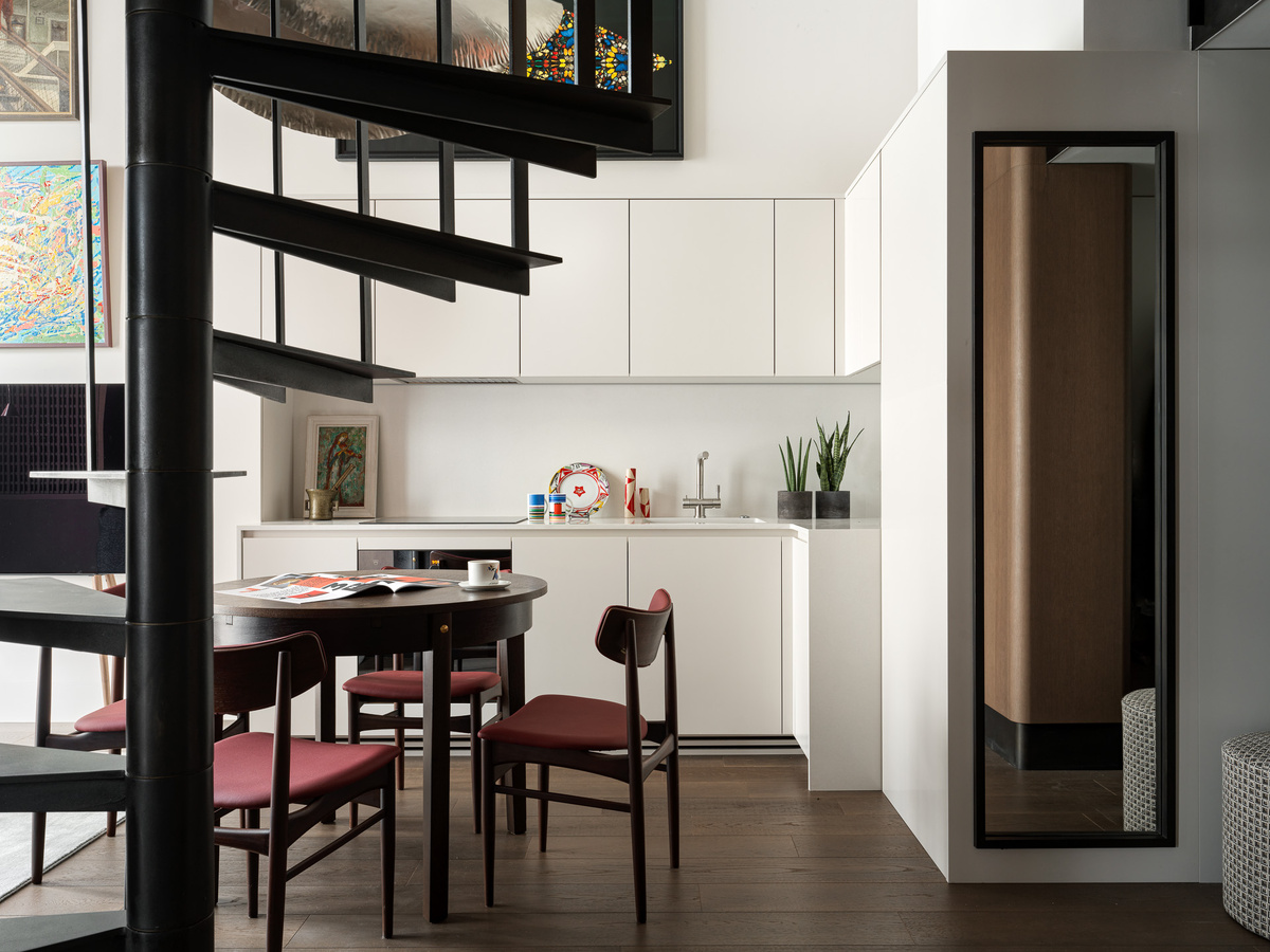 Винтовая лестница сделана на заказ, отреставрированный советский стол и голландские стулья — все из мастерской «Хронотоп», кухня сделана по эскизам архитекторов.
