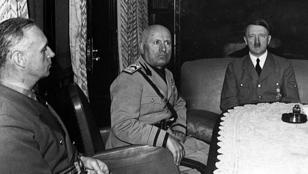 Риббентроп, Муссолини и Гитлер во время переговоров