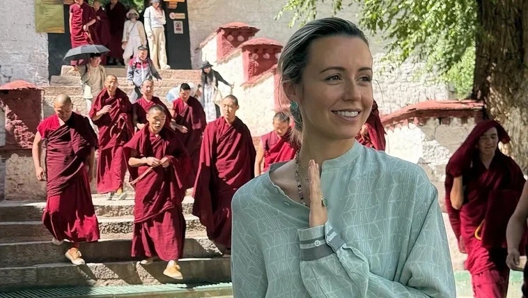 Натали Османн во время поездки в Тибет