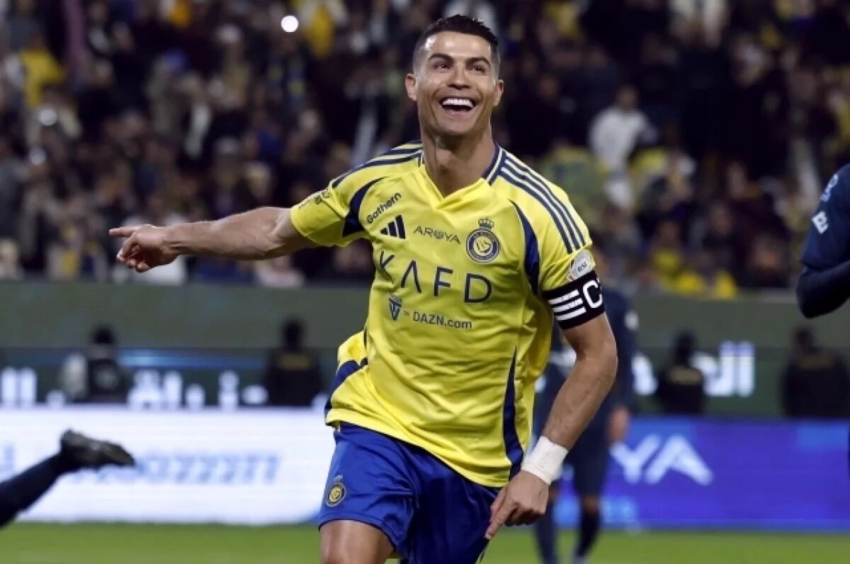 В 2025 году Криштиану Роналду исполнилось 40 лет, и он продолжил выступать на высоком уровне за саудовский клуб «Аль-Наср» и сборную Португалии. Он стал самым высокооплачиваемым футболистом года по версии Forbes.Клубная карьера и статистикаКриштиану Роналду продлил контракт с «Аль-Насром» до 2027 года и сосредоточен на выступлении за клуб в чемпионате Саудовской Аравии и Лиге чемпионов Элиты АФК.Статистика за клуб «Аль-Наср» в сезоне 2025/2026 (по состоянию на 6 декабря 2025 года):Статистика	Саудовская Про-Лига	Суперкубок Саудовской АравииСыгранные матчи	9	2Голы	10	1Голевые передачи	1	1Международная карьераРоналду продолжает выступать за сборную Португалии в отборочных матчах к чемпионату мира 2026 года. Он подтвердил, что мировое первенство в 2026 году, когда ему будет 41 год, станет для него последним турниром в карьере.Другие достижения и новости 2025 годаФинансы и бизнес: В 2025 году Роналду был назван самым высокооплачиваемым футболистом мира, заработав около 230 миллионов долларов за сезон в «Аль-Насре», включая коммерческие соглашения.Инвестиции: В декабре 2025 года стало известно, что Криштиану Роналду стал инвестором американского ИИ-стартапа Perplexity, который позиционируется как конкурент Google.Медийность: Страница Роналду в Википедии вошла в топ-20 самых просматриваемых статей 2025 года, набрав 10,8 млн просмотров.