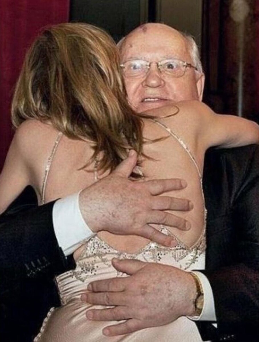 Кого это бывший перзидент СССР обнимает. Фотоиз "ВКонтакте". 