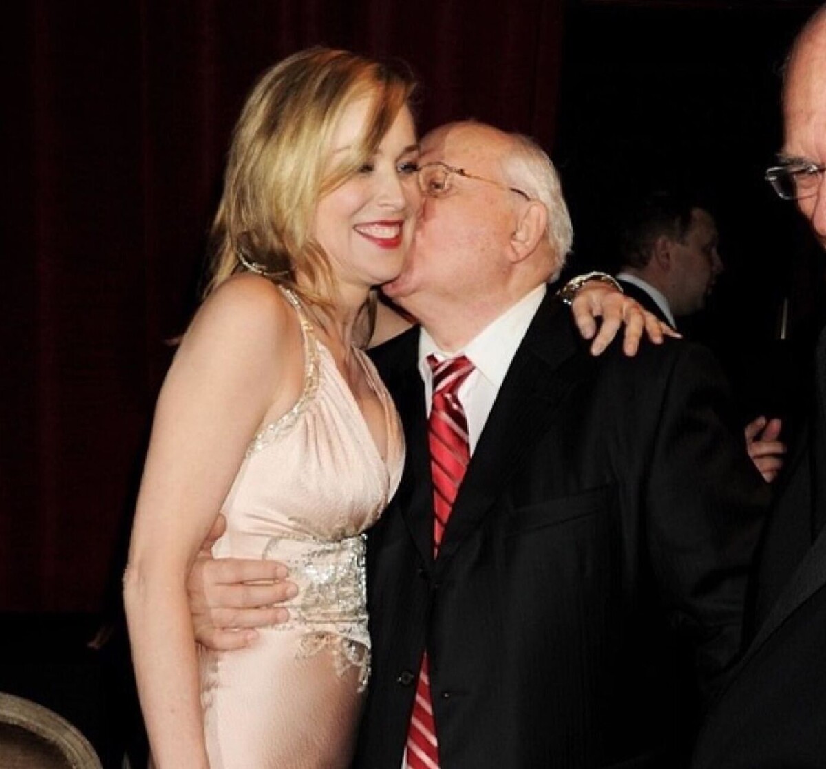 Уж Горбачёв потом не отходил от своей партнёрши. Фото из ВКонтакте". 