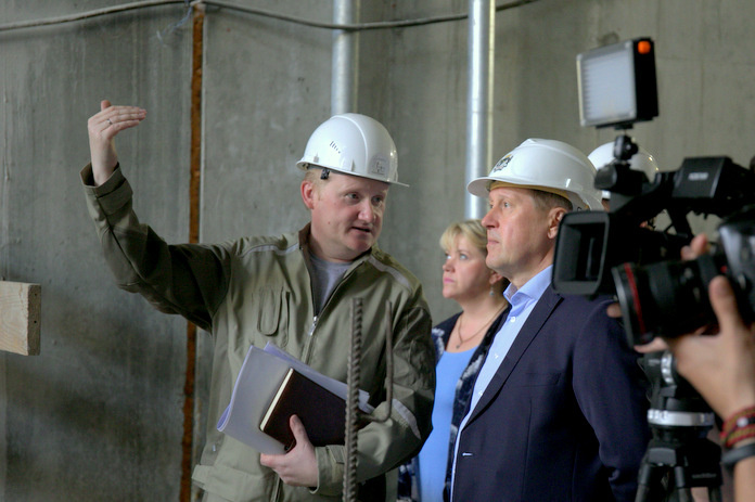    Сергей Арапов (слева) принимает на объекте мэра Новосибирска Анатолия Локтя, 2021 год. Фото Михаила Перикова из архива «Континента Сибирь»