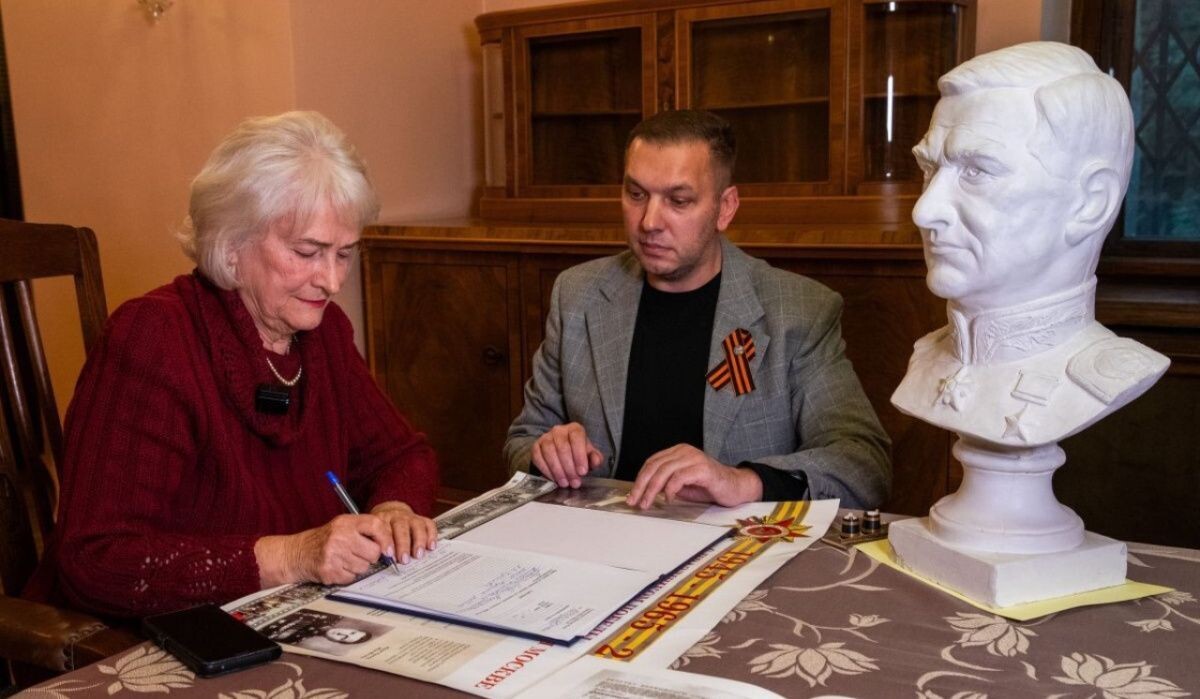     Передача в дар Музею Победы реликвий маршала Соколовского. Источник: victorymuseum.ru Автор фото: Пресс-служба Музея Победы