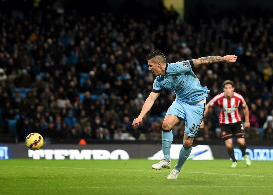 На сегодня, 6 декабря 2025 года, запланирован матч 15-го тура Английской Премьер-лиги между командами «Манчестер Сити» и «Сандерленд». Игра пройдет на стадионе «Этихад» в Манчестере и начнется в 18:00 по московскому времени. Текущее положение и форма команд«Манчестер Сити» занимает второе место в турнирной таблице, набрав 28 очков в 14 матчах и отставая от лидера («Арсенала») на пять баллов. Команда демонстрирует высокую результативность в атаке, но имеет определенные проблемы в обороне, пропустив в последних матчах 2 гола от «Лидса» (победа 3:2) и 4 от «Фулхэма» (победа 5:4).«Сандерленд», являющийся новичком Премьер-лиги, неожиданно располагается на высоком шестом месте с 23 очками. Команда показывает себя как организованный соперник, способный отбирать очки у лидеров (недавняя ничья 1:1 с «Ливерпулем»). Статистика личных встречИстория противостояний говорит о подавляющем преимуществе «Манчестер Сити». У «горожан» девятиматчевая беспроигрышная серия против «Сандерленда» в рамках АПЛ, включающая семь побед подряд. На своем поле «Сити» не проигрывает «черным котам» уже 16 матчей. Всего команды провели 29 матчей с 2000 года:Победы «Манчестер Сити»: 21Победы «Сандерленда»: 5Ничьи: 3 Последняя очная встреча состоялась в марте 2017 года и завершилась гостевой победой «Манчестер Сити» со счетом 2:0. Анализ«Манчестер Сити» считается безоговорочным фаворитом матча, особенно играя на домашнем стадионе «Этихад». Ожидается, что команда Хосепа Гвардиолы будет доминировать, контролировать мяч и создавать множество голевых моментов. «Сандерленд», вероятно, сосредоточится на плотной обороне и использовании контратак. Ключевым фактором для «Сити» может стать отсутствие травмированного полузащитника Родри, который важен для контроля темпа игры. Тем не менее, глубина состава и атакующая мощь позволяют команде рассчитывать на уверенную победу. 