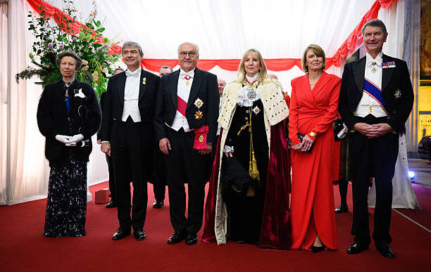 На фото принцесса Анна, мэр-консорт Гэри Лэнгли, президент Германии Франк-Вальтер Штайнмайер, леди-мэр Лондона Сьюзан Лэнгли, супруга президента Эльке Бюденбендер и вице-адмирал сэр Тим Лоуренс. Фото Джеффа Мура — Pool/Getty Images