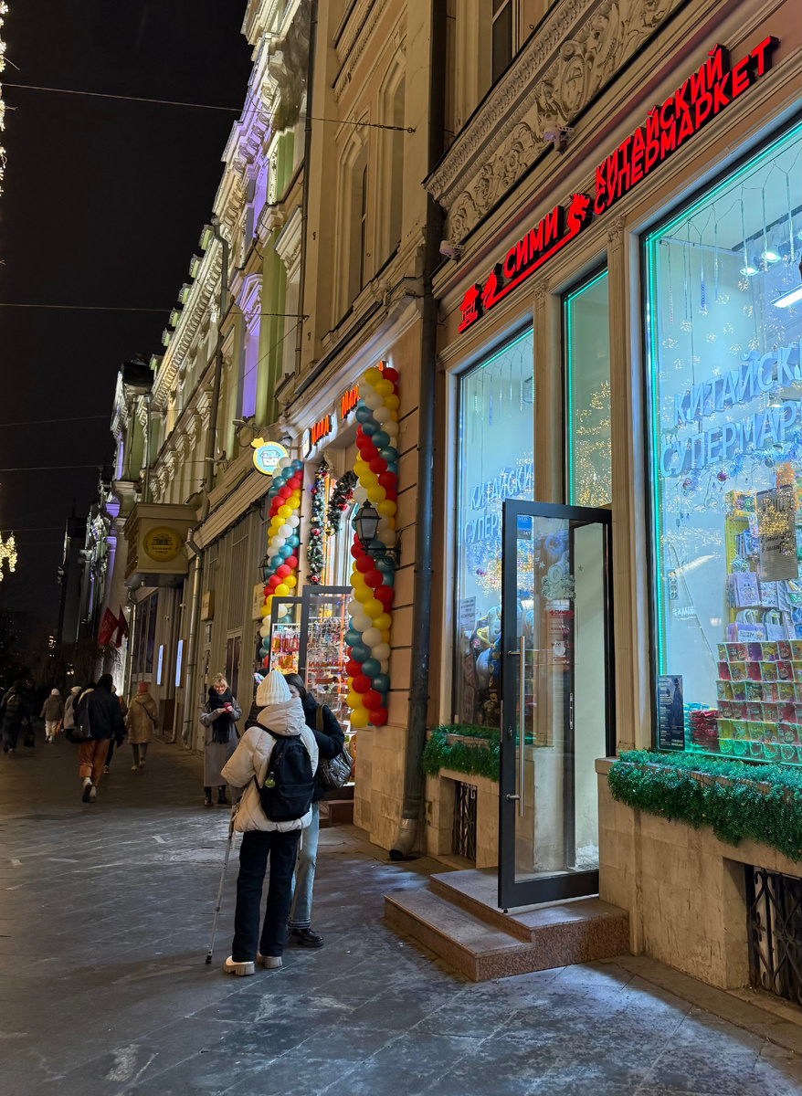 Слева и справа расположены сувенирные магазинчики, вот и его я считала одним из них!)