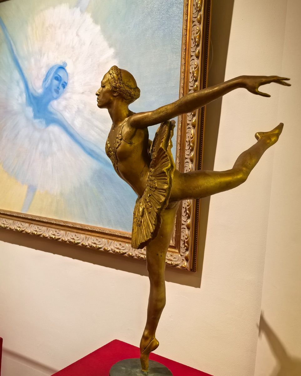 З.К.Церетели. Майя Плисецкая. 2010 бронза.