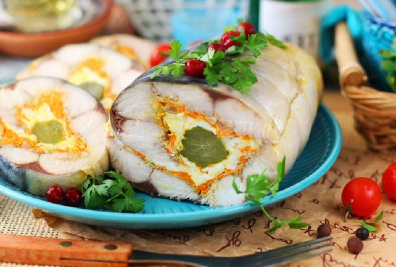 Скумбрия по-новому: рулеты с овощной начинкой — поражают с первого кусочка