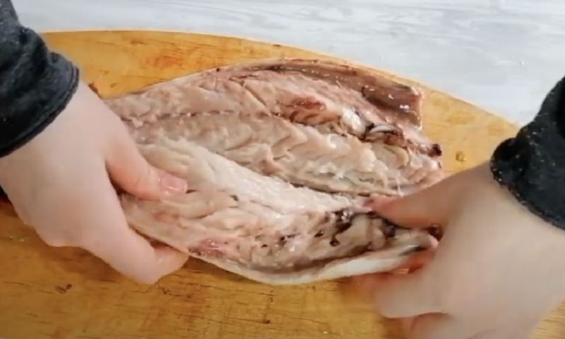 Скумбрия по-новому: рулеты с овощной начинкой — поражают с первого кусочка