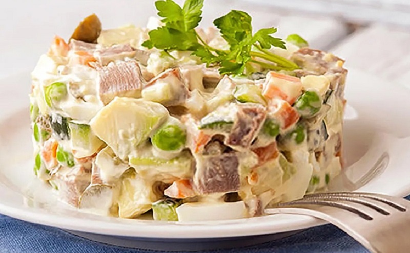 Оливье для праздника готовим по-новому: идеальный баланс вкуса и текстуры