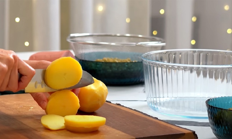 Оливье для праздника готовим по-новому: идеальный баланс вкуса и текстуры