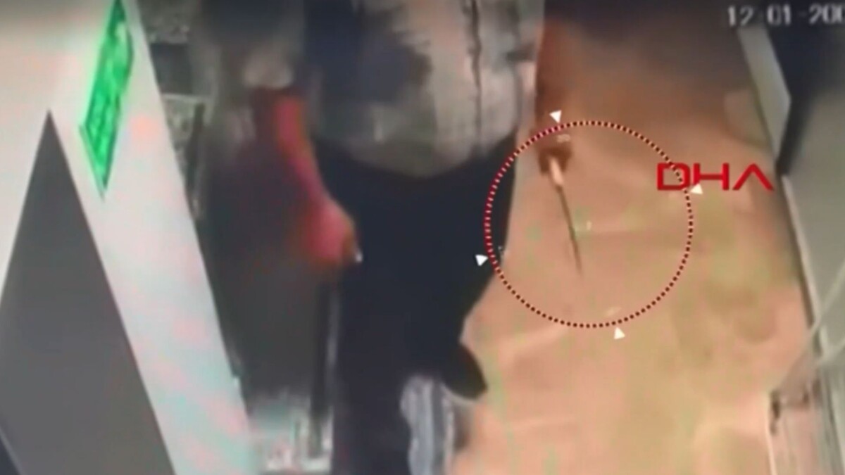 Муж в коридоре отеля