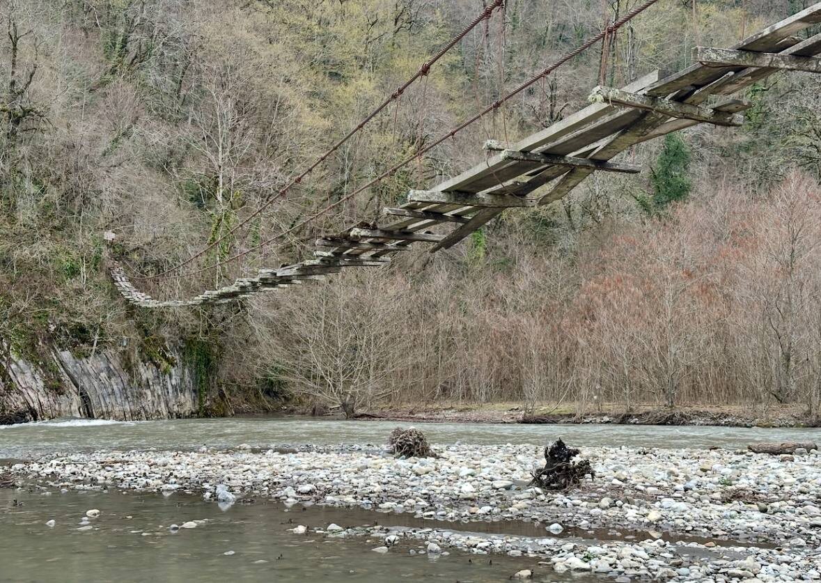 Тот самый мост, по которому надо перейти реку