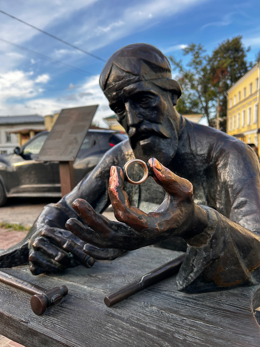 Памятник ювелиру в Костроме у музея Ювелирного искусства при поддержке завода «Аметист». По легенде - кто примерит волшебное кольцо, тот будет удачлив, но если украдет, все потеряет. Кольцо пытались украсть 4 раза. 