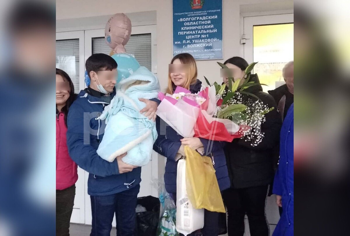    Сергей и Елена на выписке из роддома / Источник: © Фото из личного архива