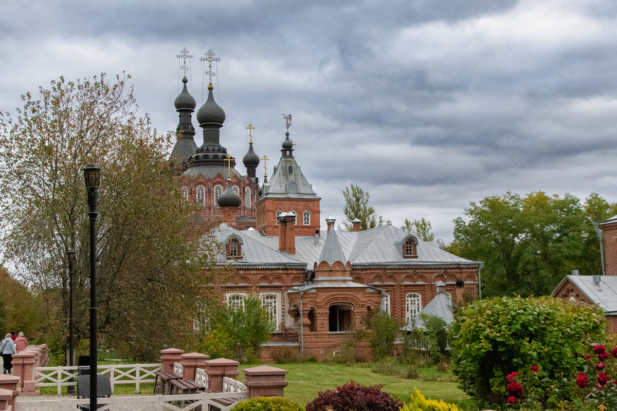 Казанская Амвросиевская пустынь. Монастырская трапезная, за ней Казанский собор. Фото автора