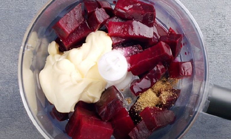 Эффектные свекольные закуски для праздника вместо привычной «Шубы»: быстро, ярко и необычно – сразу два варианта 