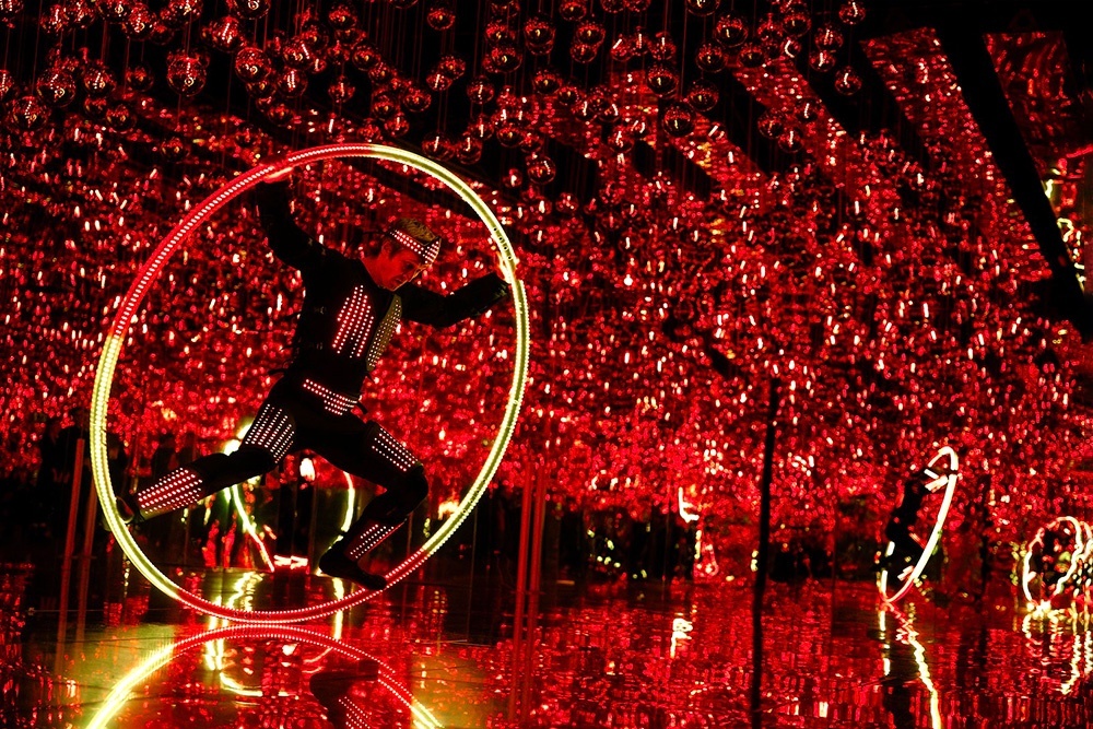    Актер со светящимся хулахупом изображал одновременно цирк и городскую суету. / Предоставлено пресс-службой Futurione