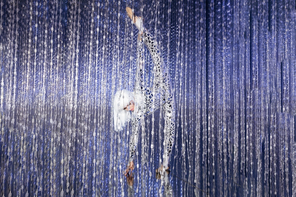    Комната была похожа на сверкающую паутину, а гимнастки изображали не паучих, а настоящий хаос. / Фото: Предоставлено пресс-службой Futurione