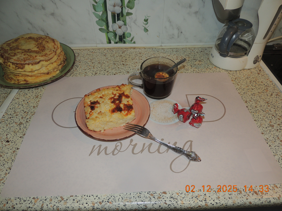 Завтрак. Запеканка макароны+омлет.  Конфеты. Кофе с лимоном.