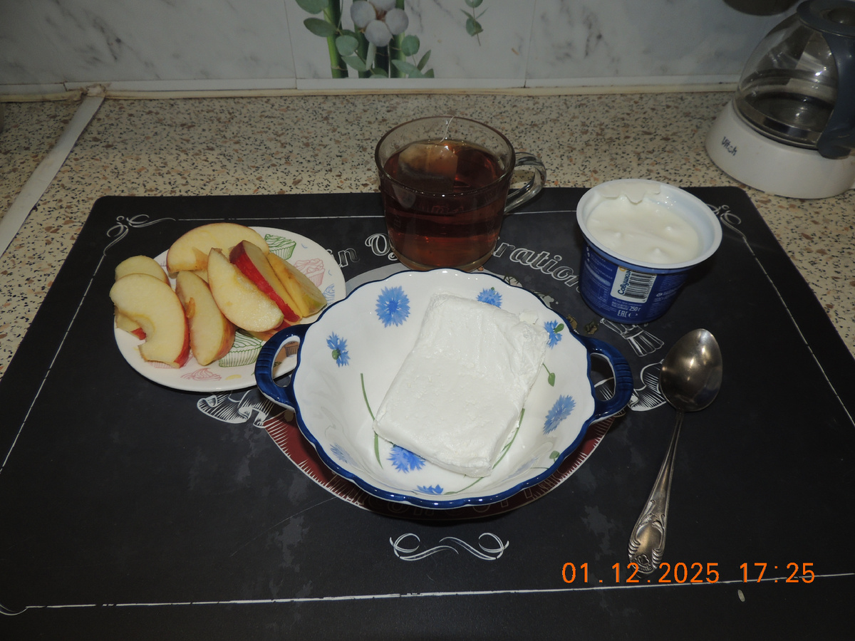 Ужин. Творог 5%. Яблоко. Чай черный. Йогурт греческий.