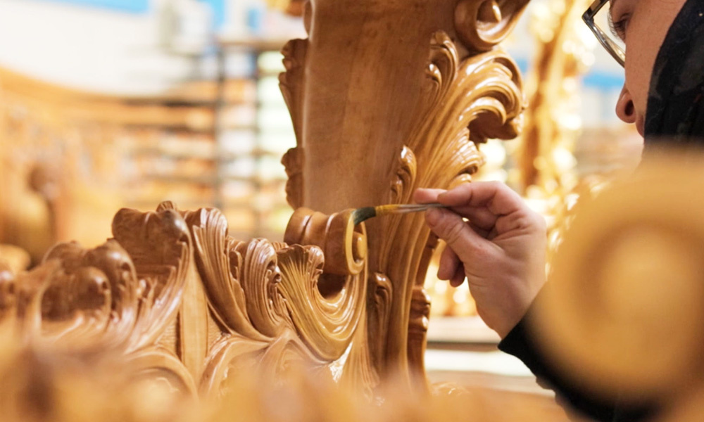 Ручная художественная отделка — завершающий штрих, который создаёт характер изделия - Riva Mobili D'Arte.