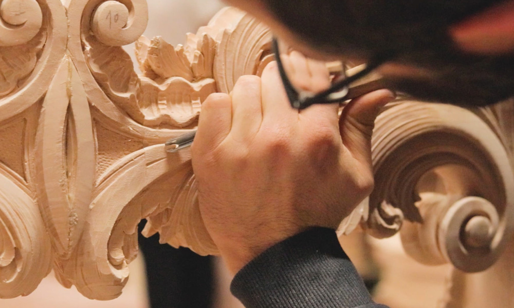 Ручная резьба — первая и самая важная стадия создания классической итальянской мебели - Riva Mobili D'Arte.