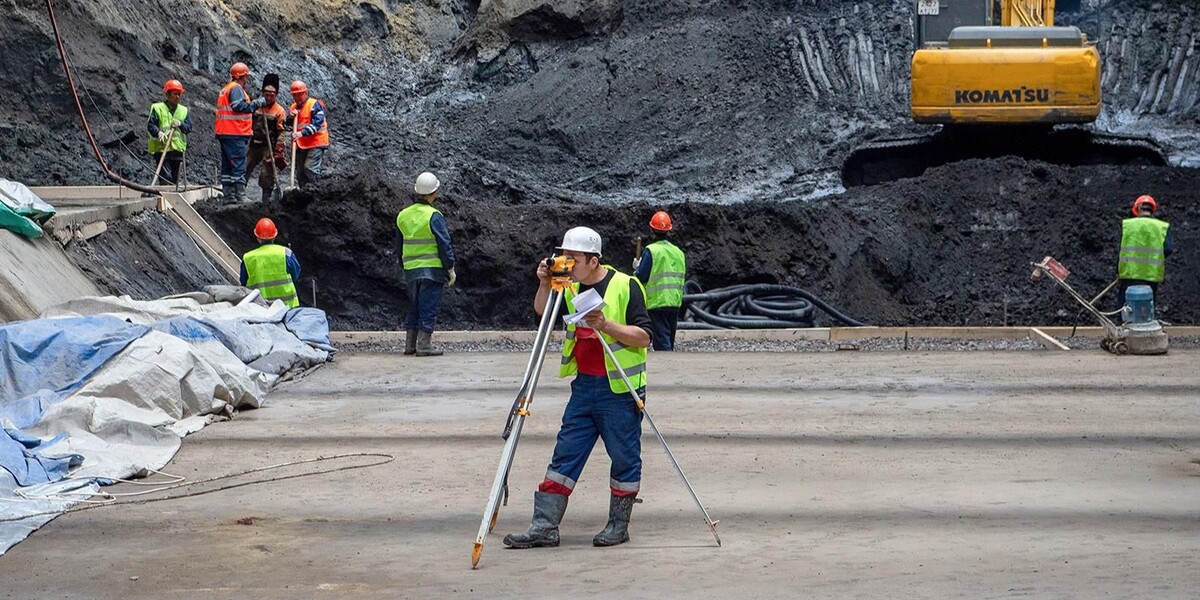 📸 1.1: Разработка грунта котлована станции «ЗИЛ», лето 2025 года. Фото: Денис Гришкин / Пресс-служба Мэра и Правительства Москвы.