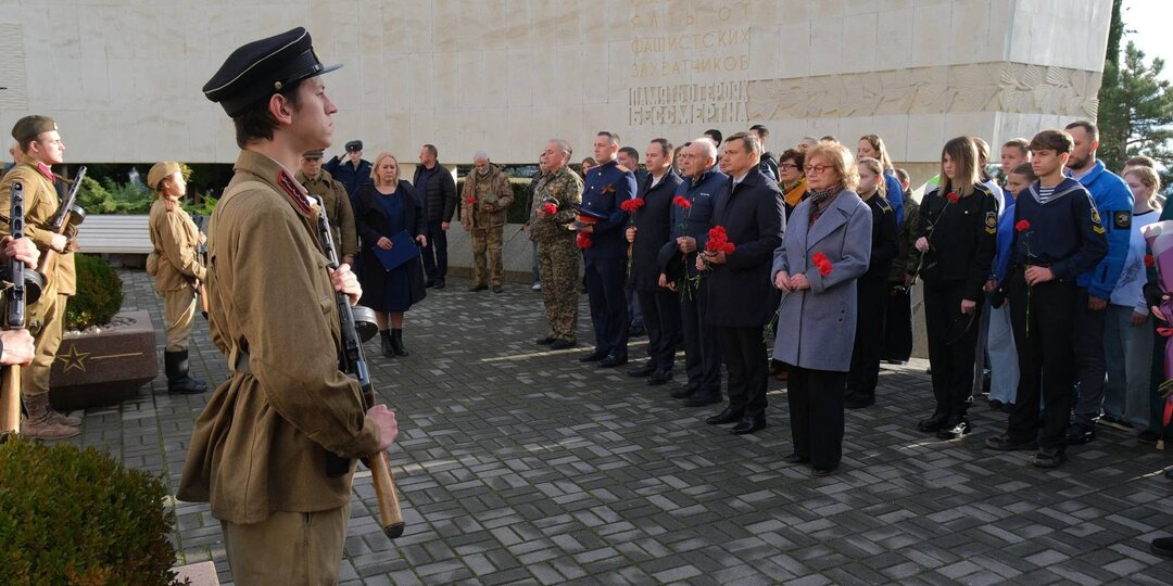 ДОСААФ Ялты приняло участие в церемонии возложения цветов к Вечному огню