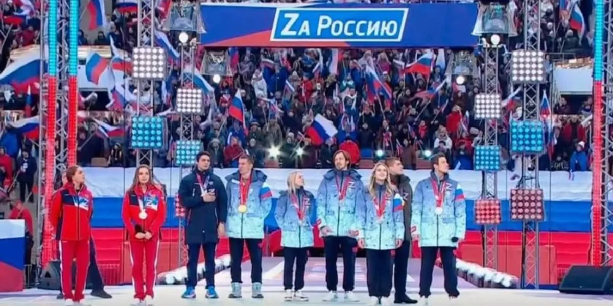 Но тогда Большунов один из олимпийцев был без символа Z и вёл себя странно. Он был совершенно без эмоционален