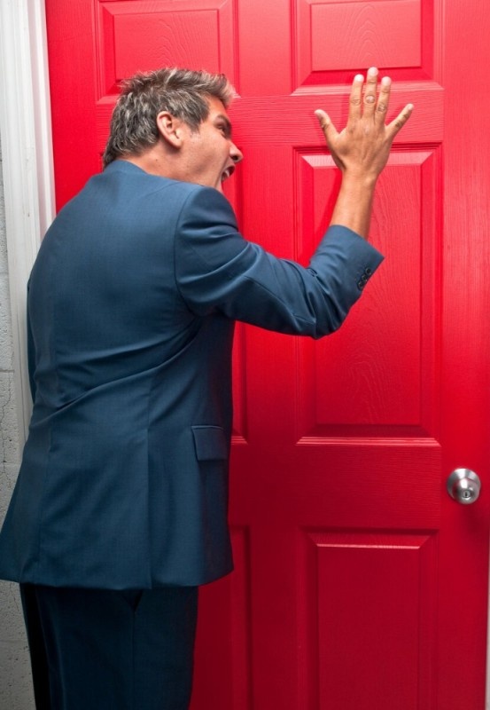 Фото из соцсетей. Он бил в дверь кулаками.