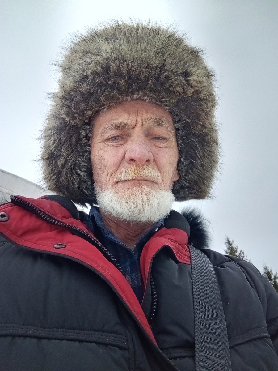 В детстве, юности и молодости меня никогда не интересовали ни стихи, ни поэзия. Напротив, я их терпеть не мог, потому, что в школе их надо было учить наизусть, а мне этого очень даже не хотелось. Если бы мне тогда кто-то сказал, что я сам буду их писать, да так, что они станут не просто увлечением, а неотрывной частью жизни, я не знаю, что бы я сделал с этим человеком. А началось все совершенно неожиданно. И как-то само собой пришло. Я лежал в одном из Российских военных госпиталей, куда меня вывезли из Афганистана для медицинской реабилитации. Позади были множественные осколочные ранения, в том числе и в голову. Позади была тяжелая контузия с потерей сознания и недельной комой. Позади была остановка сердца на операционном столе. Все это было позади. А в настоящем в тот момент была тихая теплая и ласковая золотая осень, госпитальный парк со скамеечками и шуршащие под ногами золотые осенние листья. И я расслабившись сидел на скамейке и наслаждался последним теплом уходящих осенних дней. И вдруг, совершенно неожиданно, я не знаю откуда и как, я вообще не понимаю, как это может быть, но, это случилось, случилось то что сами собой пришли в голову строки стихотворения. Строки самого первого в моей жизни стихотворения. Пришли так, будто кто-то вложил мне их в голову.  Наверное, от перенесенной контузии что-то сдвинулось в моей голове. А может один из осколков что повредил в мозге… Но строки эти пришли сами собой. Я просто пошел в палату, взял у медсестры листок бумаги с ручкой и записал их. Вот они в том неизменном виде как я их тогда записал…
.
Осенних листьев грустный танец
Кружится тихо за окном.
А в танце том: печаль березы.
Грустит береза о былом.

О чем грустит, моя подруга,
Роняя листья как слезу?
Быть может, вспомнила береза
Уже прошедшую весну?

А может быть, грустит береза
О буйном друге летних дней?
О летнем ветре бесшабашном,
Что перешептывался с ней.

Грустит береза, лист роняя.
И я вполне согласен с ней.
Грустим мы тоже, вспоминая,
Теряя листья наших дней.
.