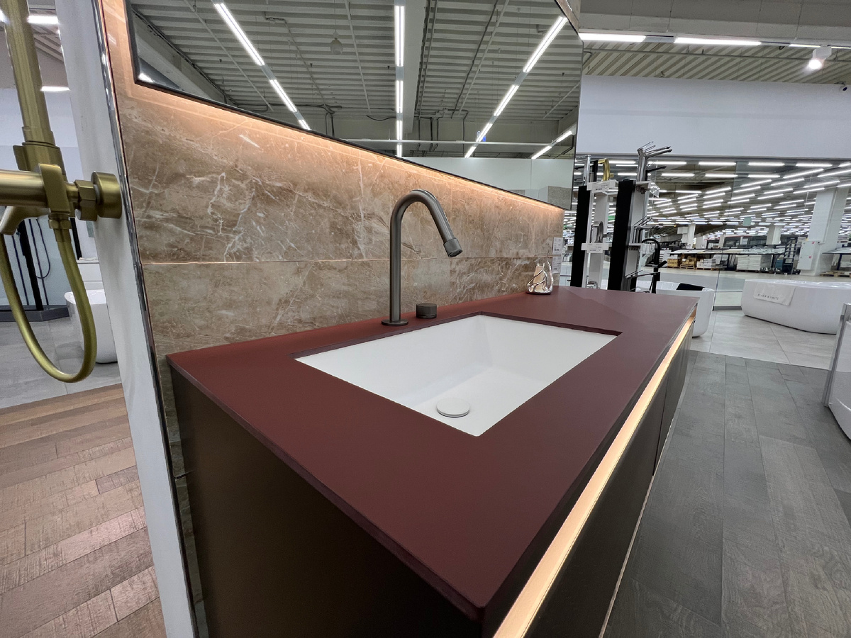 Столешница из итальянского камня Fenix, со встроенной чашей из Corian